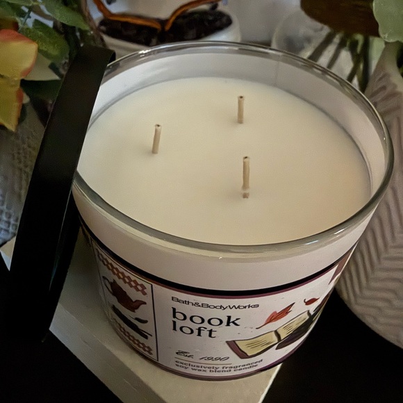 🆕📖 BATH & BODY WORKS “BOOK LOFT” 3-WICK CANDLE. SOY WAX BLEND CANDLE. - Picture 4 of 5